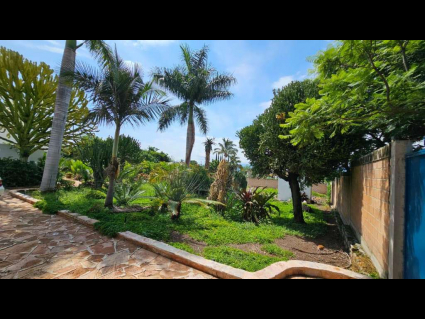 15. Casa de los sueños front green areas