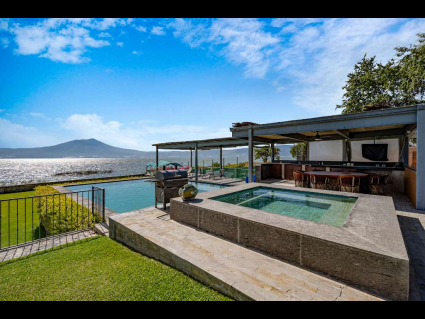 Jacuzzi, terraza y alberca
