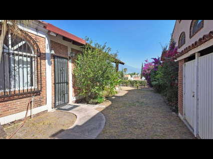 016-Casa-fuente-tranquila-fachada-costado