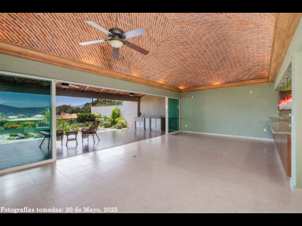04----Open-Floorplan-Offers-Lake-View-from-All-Public-Rooms