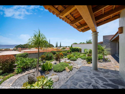 11---Professionally-Landscaped-Garden-with-Rainbird-Sprinkler-System