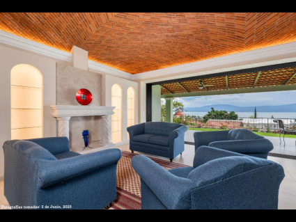 01---One-Level-Deluxe-Lake-View-Home