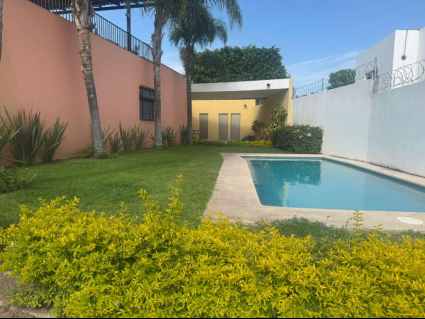 Jardin y Alberca