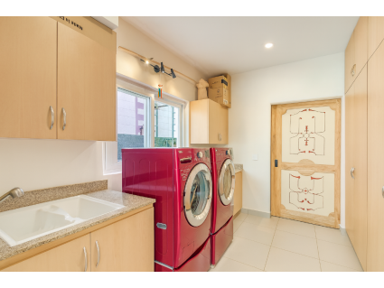 17 LAUNDRY ROOM