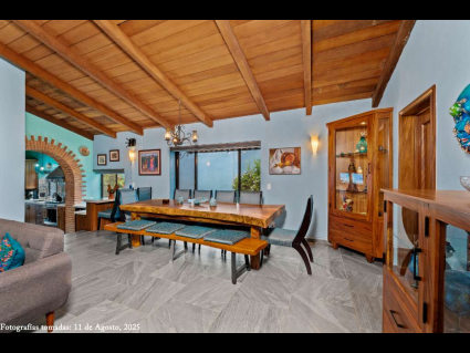 07 - Diningroom with Custom Seating for 10