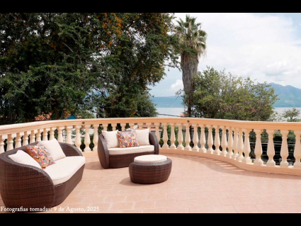 04---South-Facing-Lake-View-Terrace