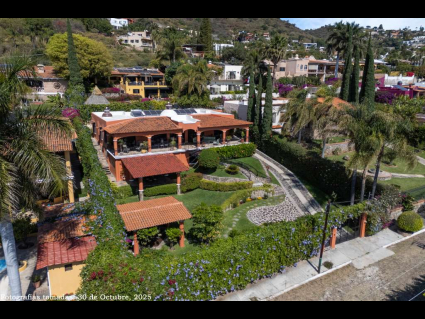 17 - Stylish Living and Tropical Gardens on a Quarter of an Acre