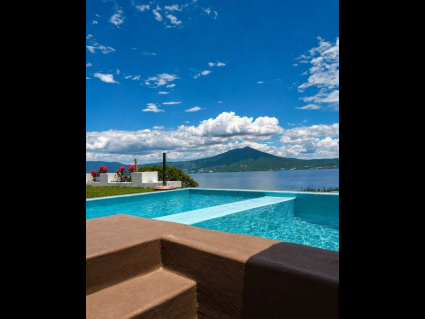 Alberca y jacuzzi