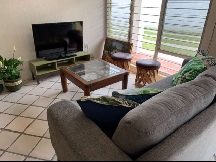 16. Sala sofa desde atrás