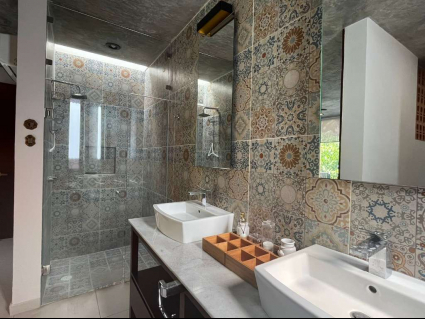 Vista completa de baño completo 2