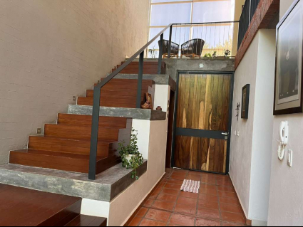 Entrada y escaleras