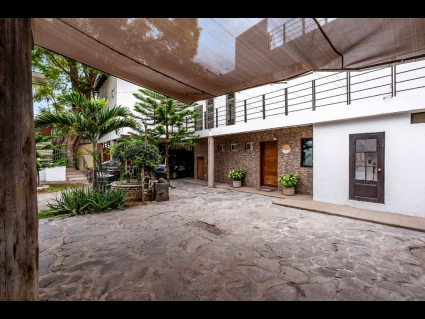 EL-CHANTE-ENCANTO-LAKE-FRONT-02-ENTRANCE-PARKING
