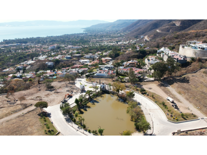 lago y centro comercial