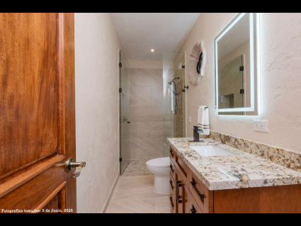 11---Full-Bonus-Hall-Bath