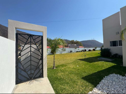 Entrada y Jardin