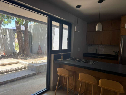 Cocina con vista al jardin del frente