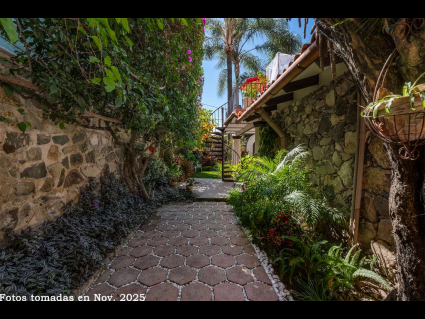 14---Side-Garden-Leading-to-the-Entry-Garden-and-Outdoor-Living-Terrace