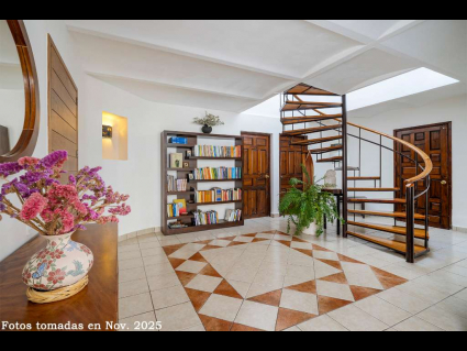 05---Light-Filled-Entry-Foyer-is-the-Heart-of-the-Home