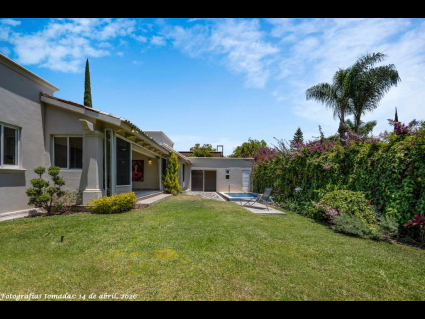 07---Large-Lush-Garden-with-Jet-Stream-Pool-and-Pool-House-Studio