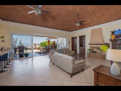 08-Tranquil-lakeside-living-sala-completa
