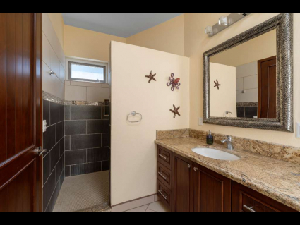 11-Tranquil-lakeside-living-baño