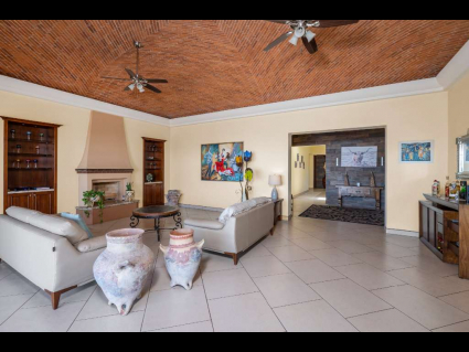 07-Tranquil-lakeside-living-sala