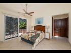 12-Tranquil-lakeside-living-cuarto-visita