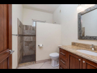 15-Tranquil-lakeside-living-baño-visitas