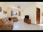 16-Tranquil-lakeside-living-sala-tv