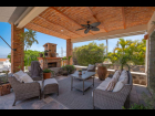 02-Tranquil-lakeside-living-sala-terraza