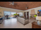 08-Tranquil-lakeside-living-sala-completa