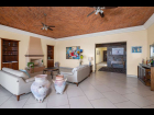 07-Tranquil-lakeside-living-sala