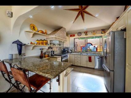 Kitchen: Breakfast bar:Front fountain 4
