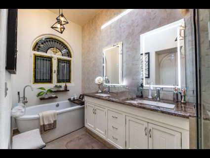 Prinicipal Bathroom 7