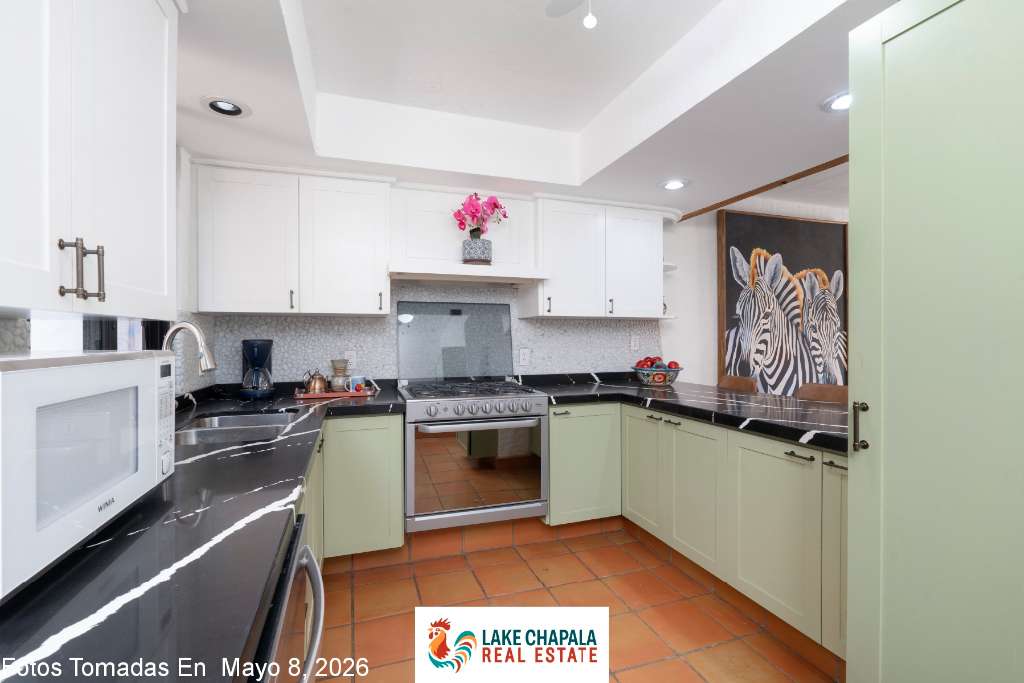 15 - Modern Kitchen with Visitors Island