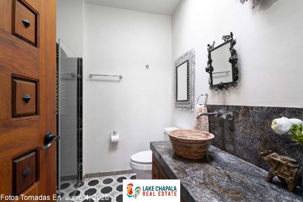 013 Second Floor Guest Suite Bath