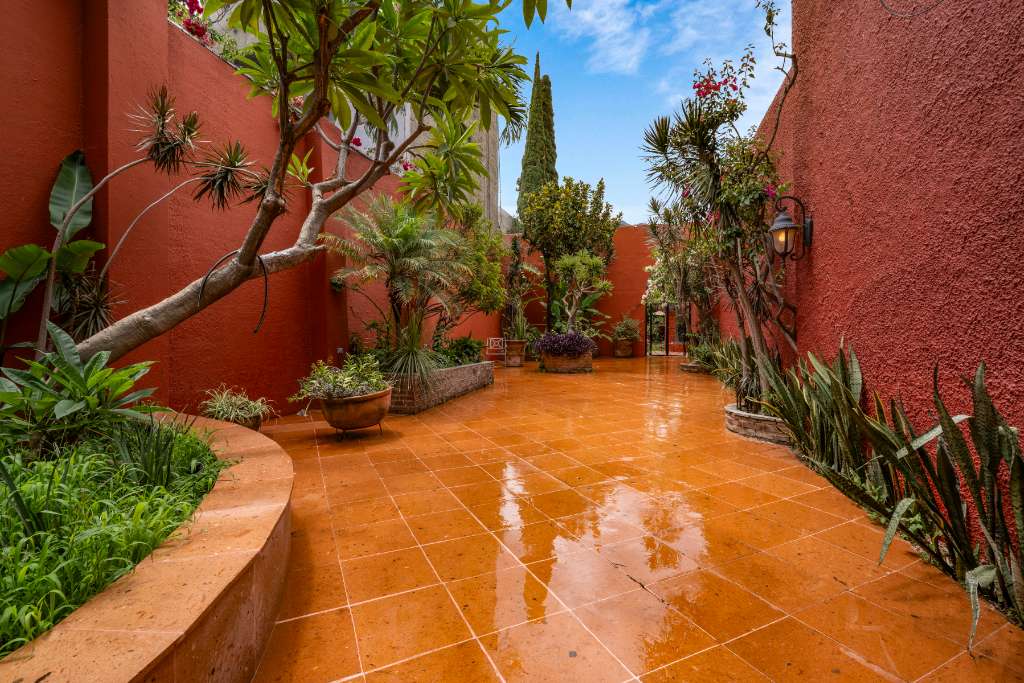 014 - Tropical Rear Courtyard