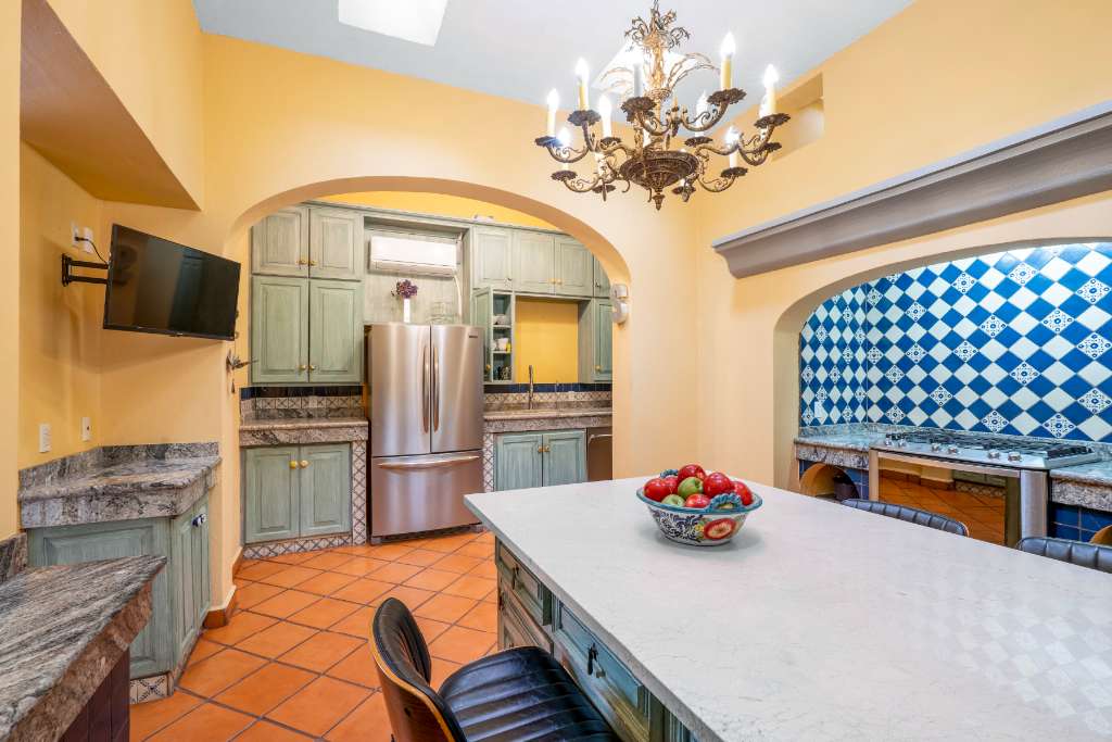 005 - Kitchen with Island for 6 and Grand Stove Niche