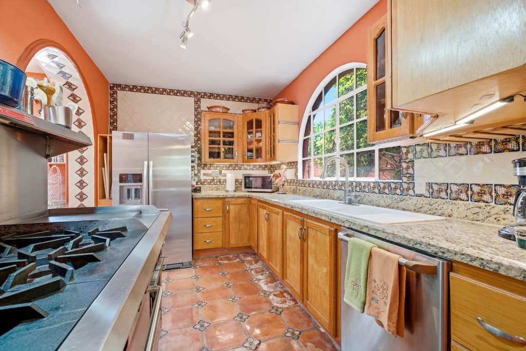 05 - Chefs Kitchen with Commercial Stove