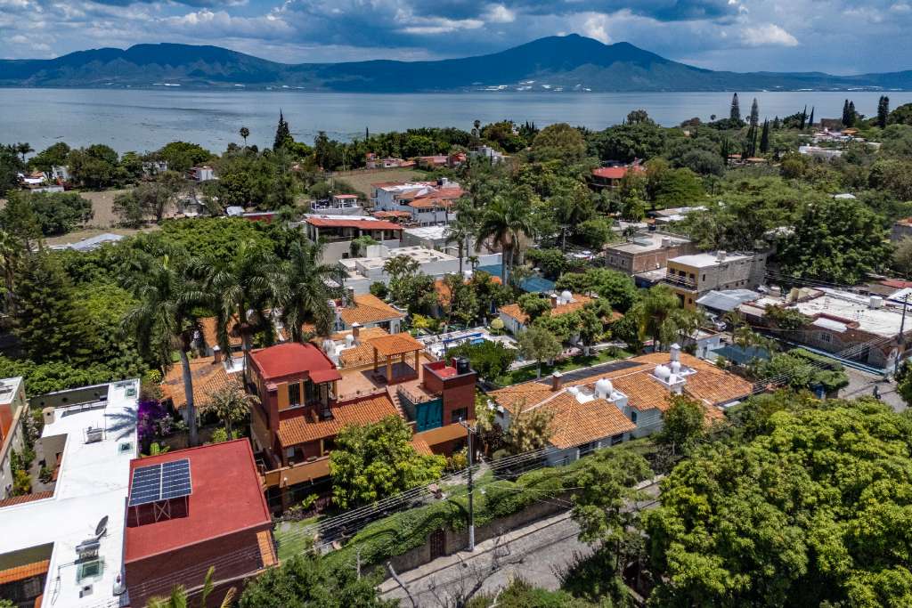 16 - Grand Estate in the West Village of Ajijic Close to the Lake