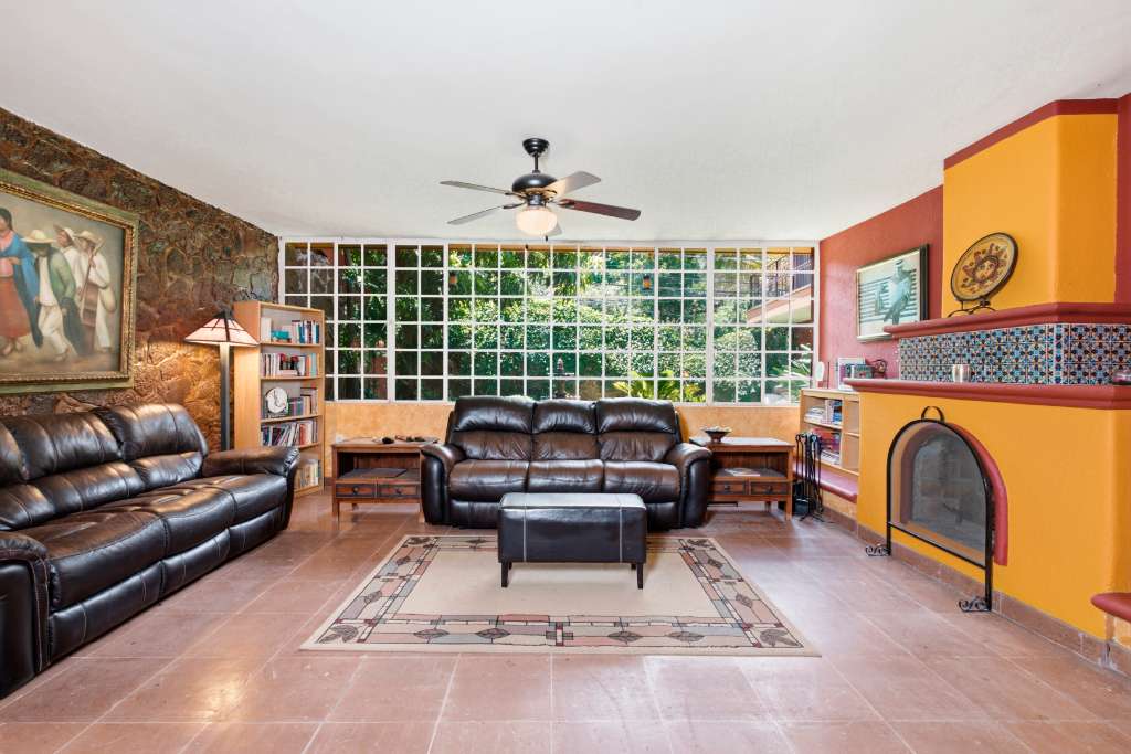 04 - Spacious Living Room wih Fireplace and Garden View