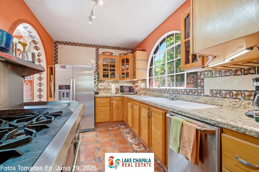 05 - Chefs Kitchen with Commercial Stove