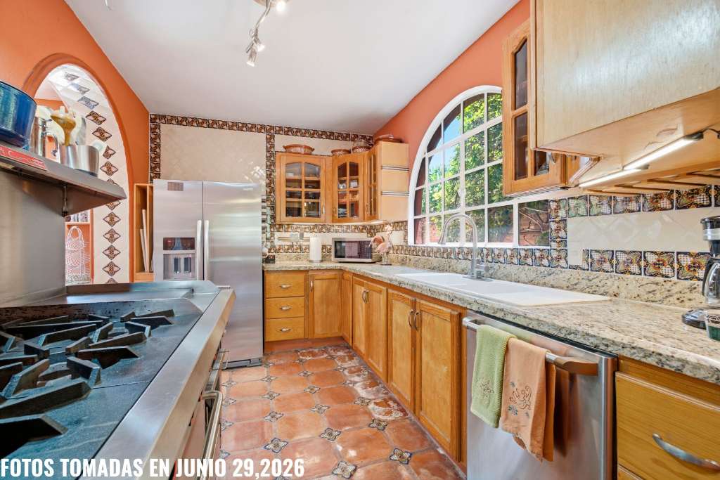05 - Chefs Kitchen with Commercial Stove