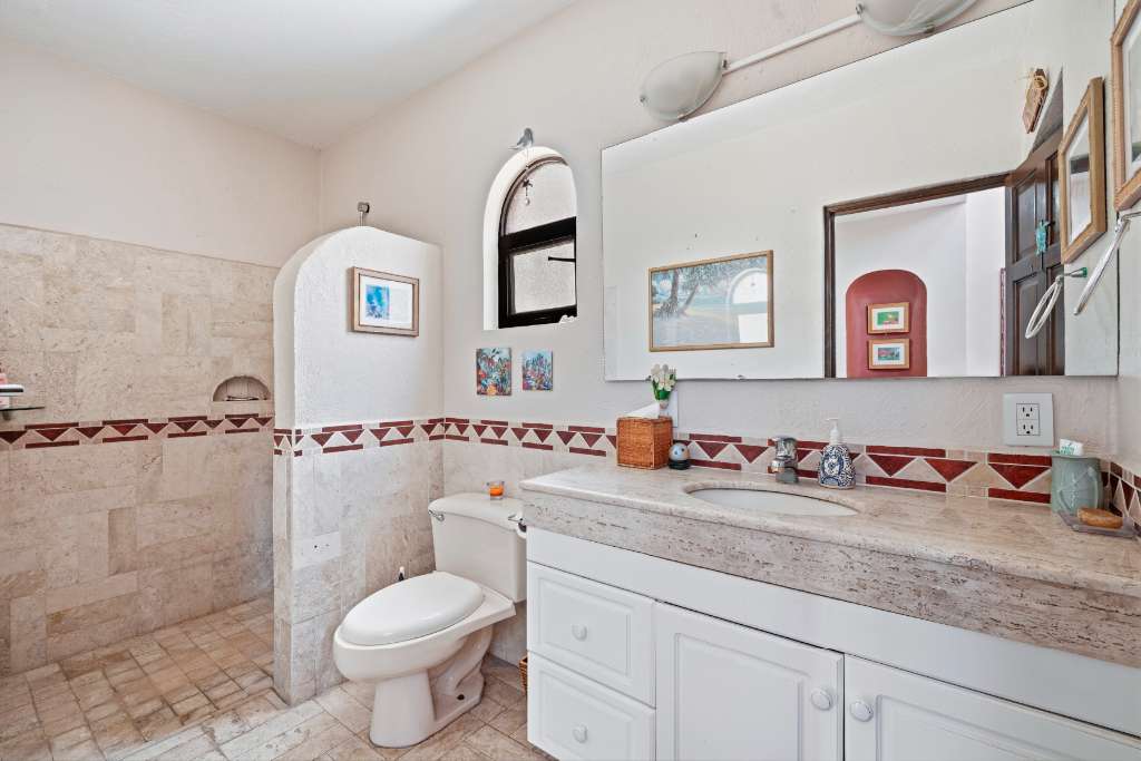 SAN-ANTONIO-TLAYACAPAN-VISTA-ALEGRE-CASA-ALEGRE-RETREAT-12-GUEST BATHROOM