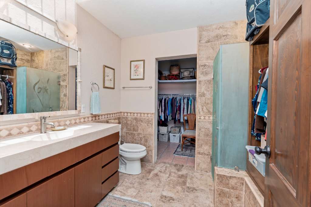 SAN-ANTONIO-TLAYACAPAN-VISTA-ALEGRE-CASA-ALEGRE-RETREAT-10-MASTER BATHROOM