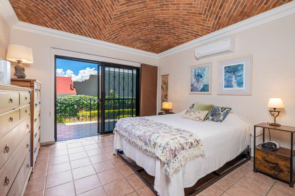 SAN-ANTONIO-TLAYACAPAN-VISTA-ALEGRE-CASA-ALEGRE-RETREAT-09-MASTER BEDROOM