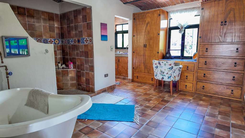 14-MAIN HOUSE BATHROOM-Casa New York Modern