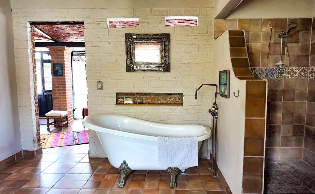 15-MAIN HOUSE BATH-Casa New York Modern