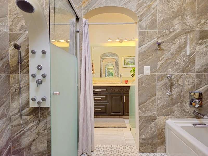 12-Main-Shower-Tub-Area