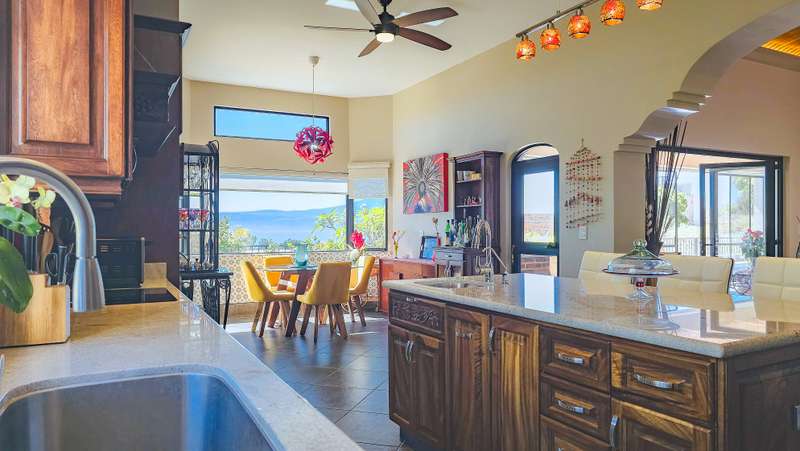 06-Kitchen-Island-Eat-In